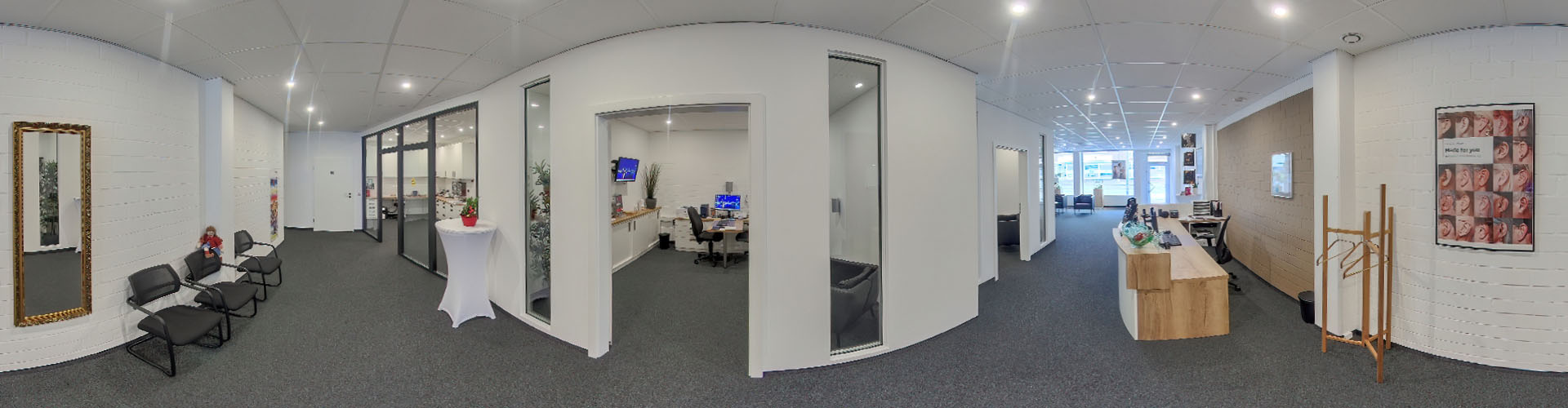 Unser heller Flur, von dem aus die Akustikräume für die Hörgeräteanpassung abgehen.