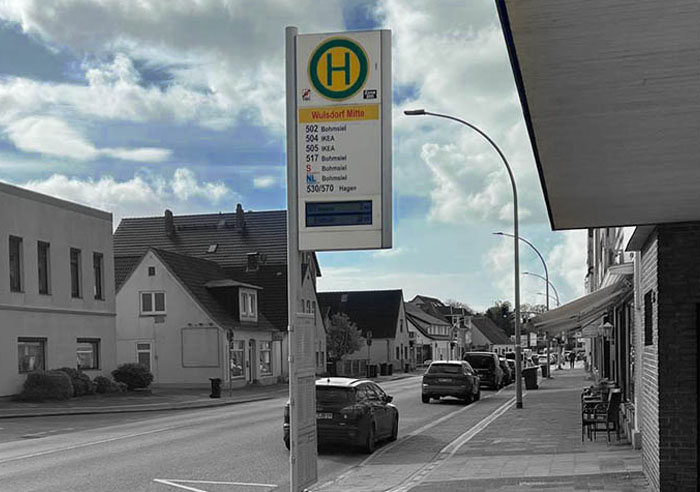 Bushaltestelle vor dem Geschäft