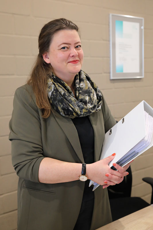 Frau mit Ordner in der Hand